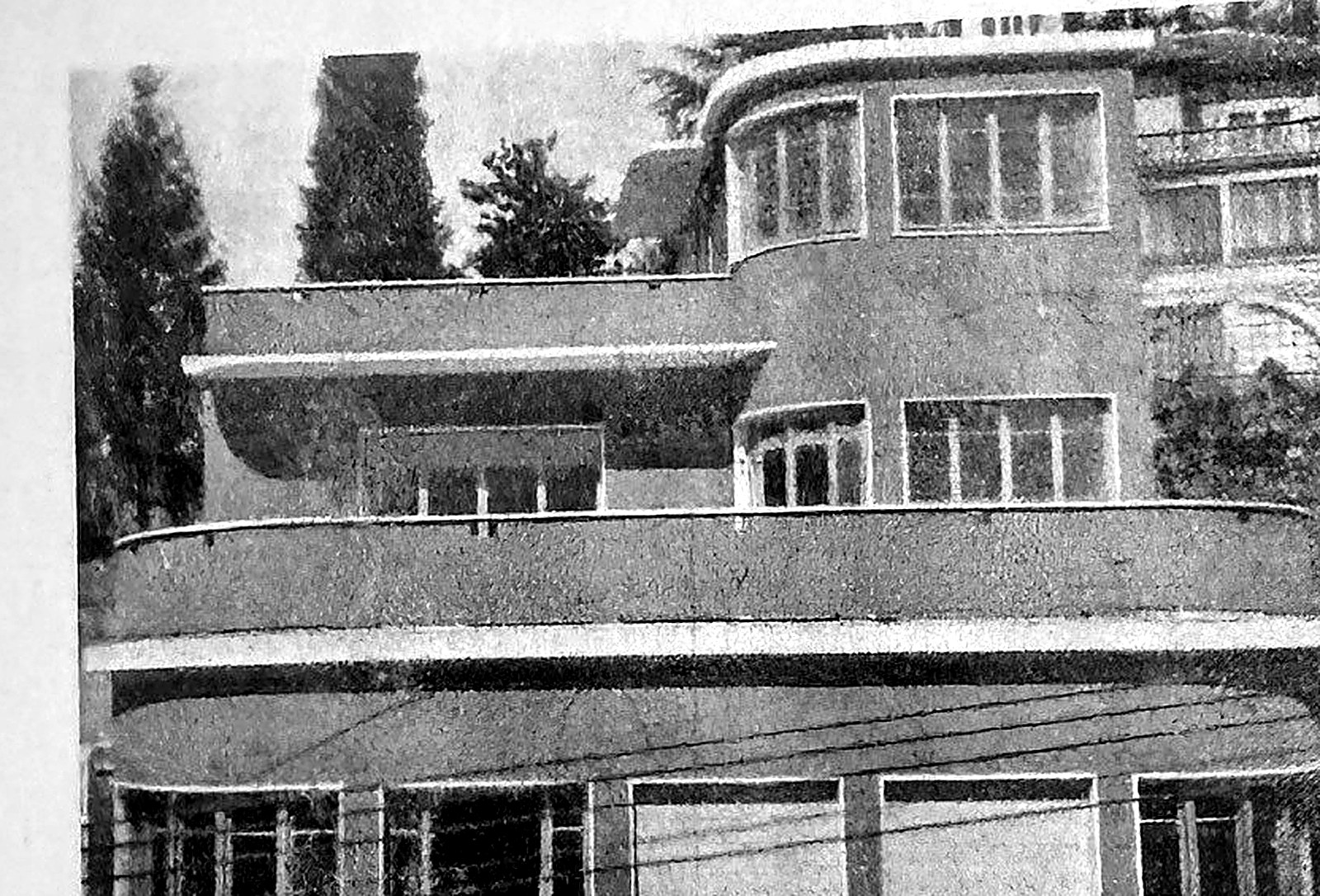 La Casa del Popolo di Venegono Superiore (1949), progettata da Kurt Caesar e costruita dai soci,…